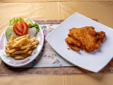 50 - Pollo Empanizado Seco con Ensalada y Papas