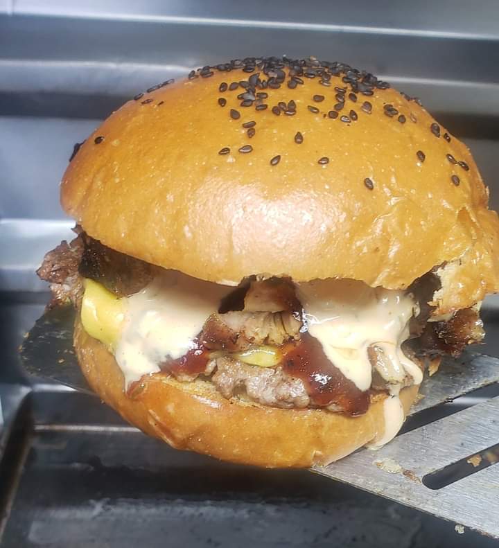 Hamburguesa 3 Quesos con Papas