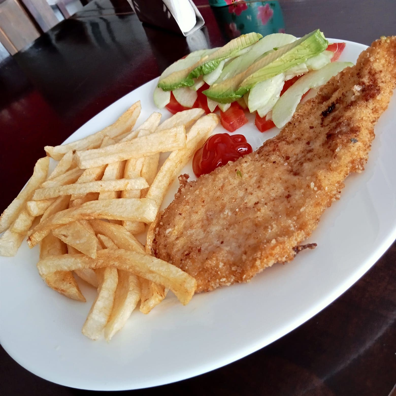 Pechuga Empanizada con papas y mini ensalada