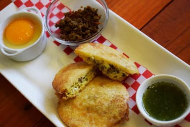 AREPA DE HUEVO CON CARNE