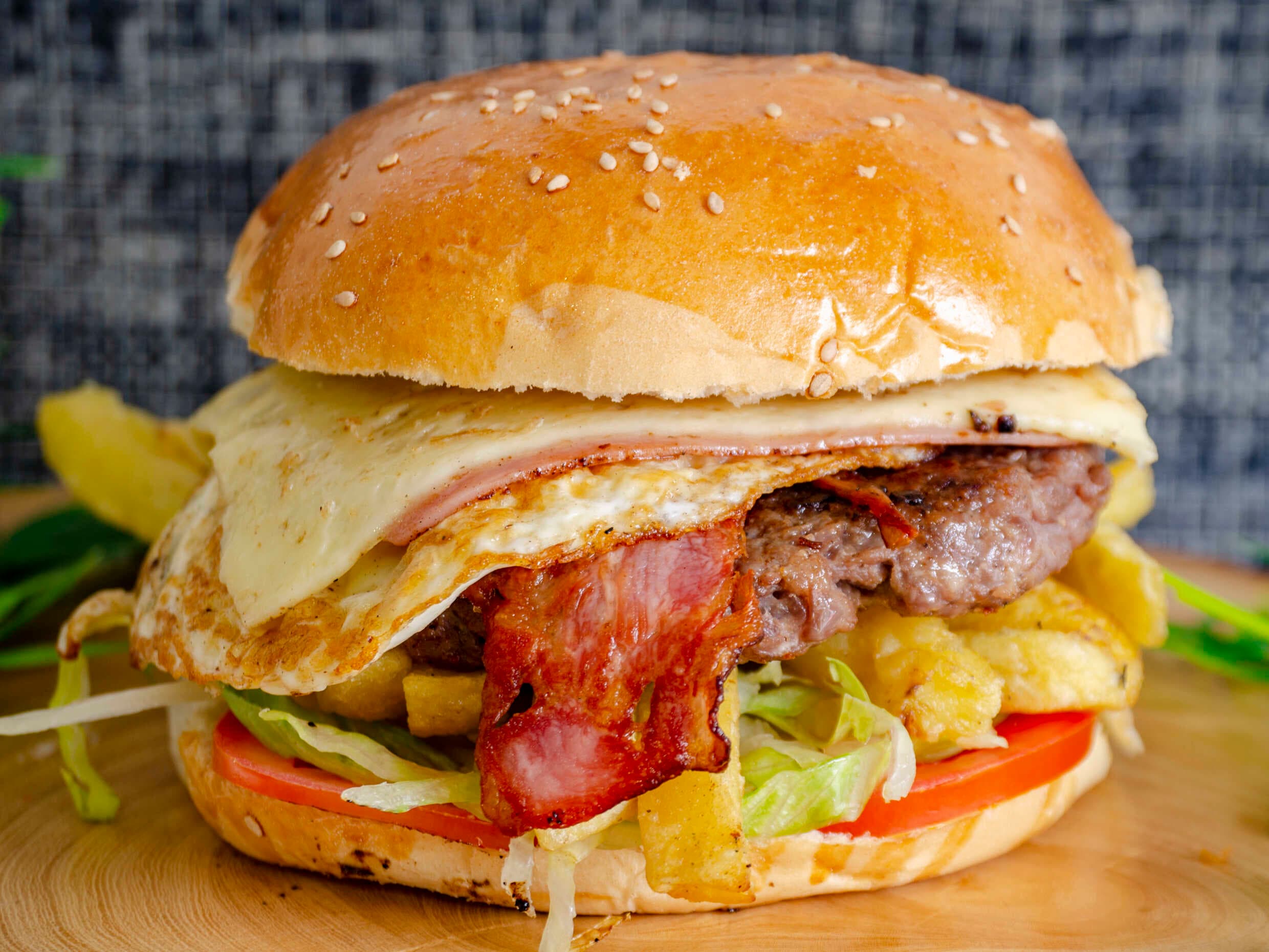 Hamburguesa de Tocino, Huevo, Queso y Jamón