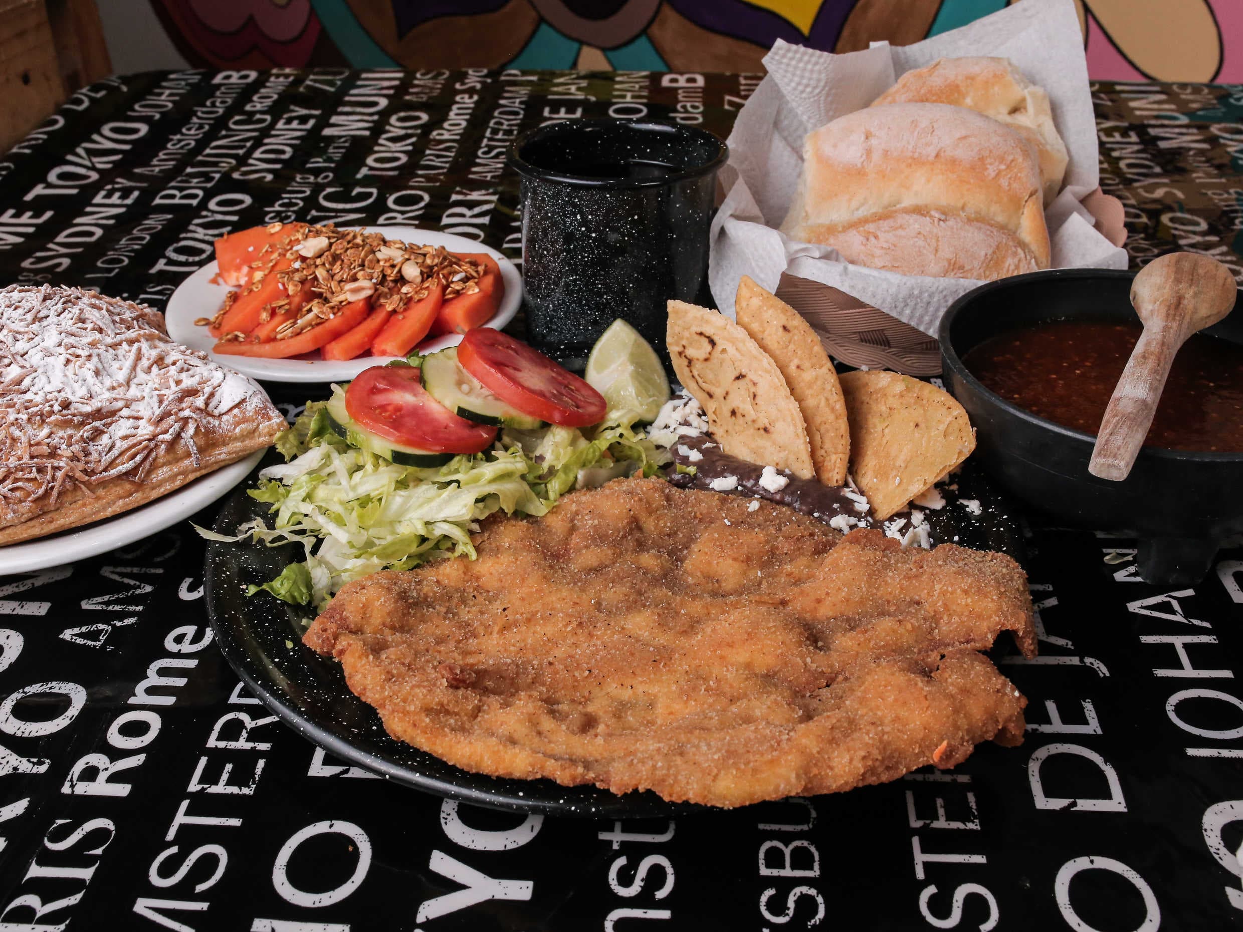 Milanesa de Lomo de Cerdo con Ensalada Combo