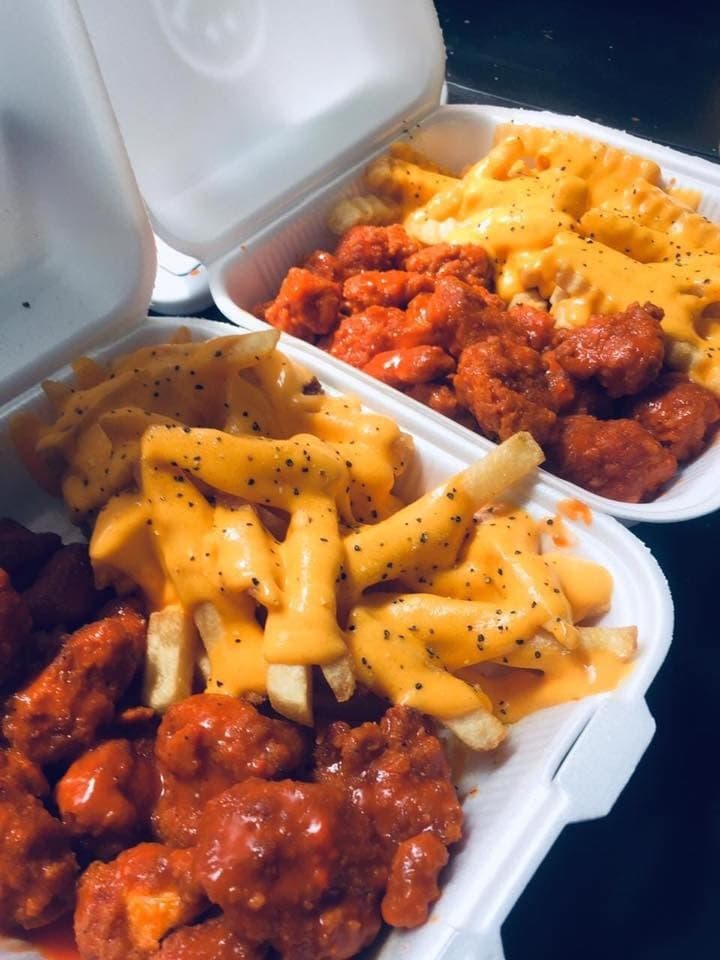 BONELESS + PAPAS