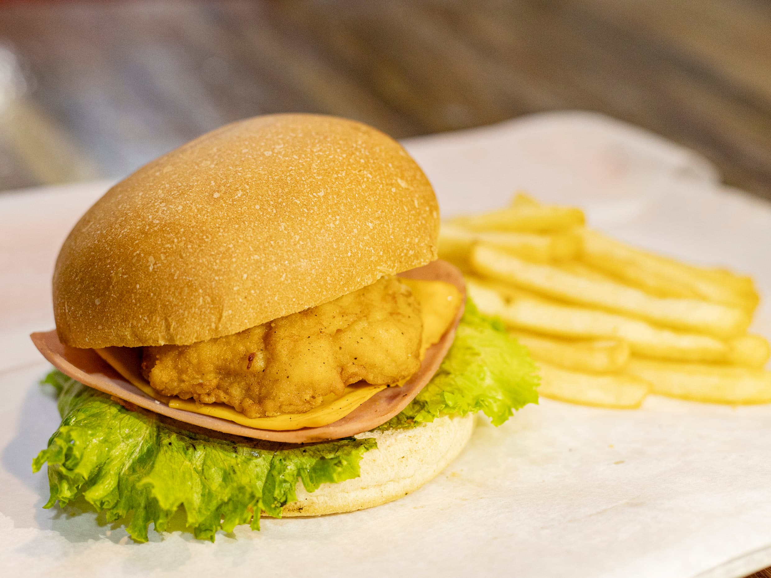 Hamburguesa de Pollo Frito con  Papas