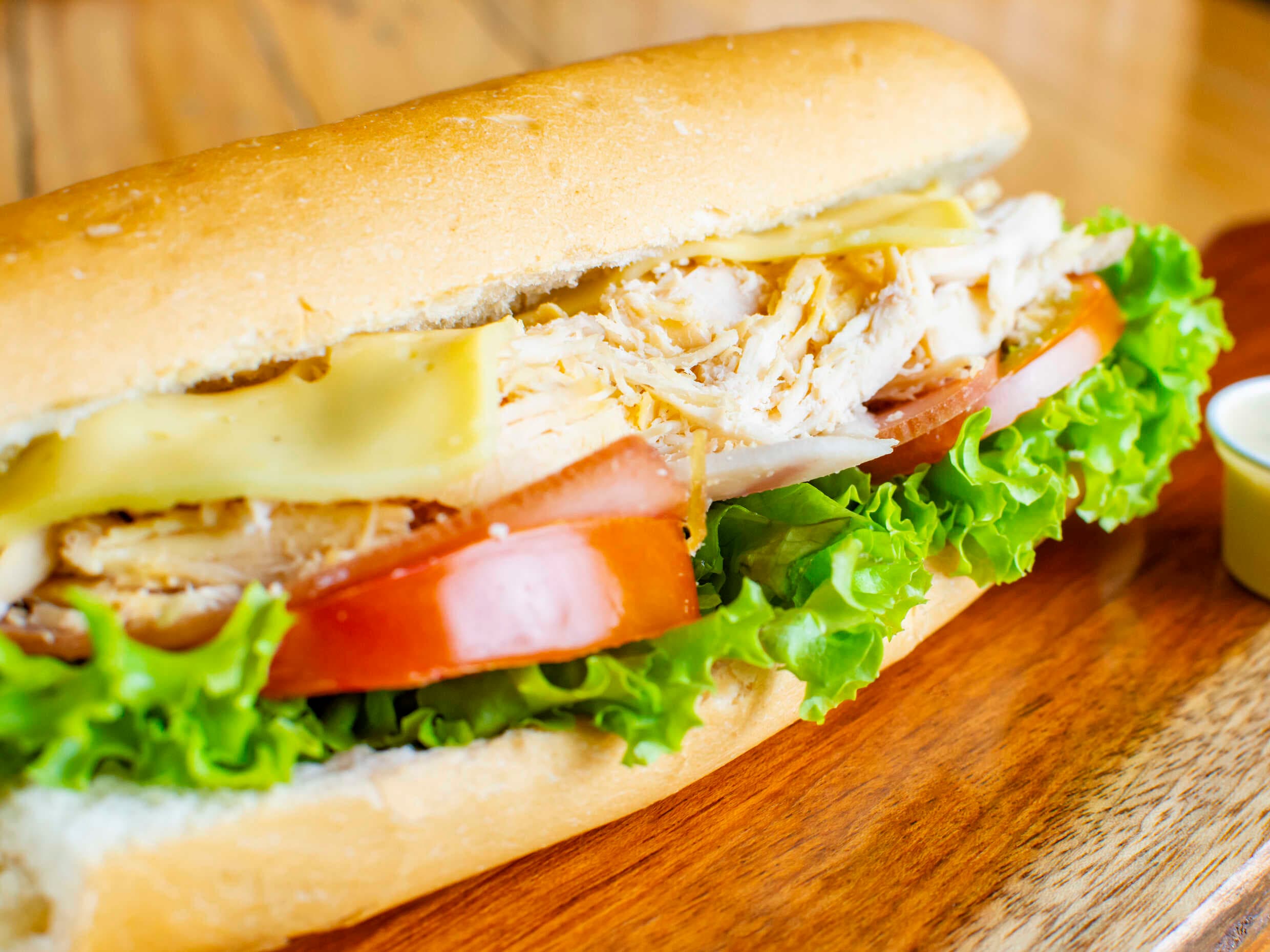 Sándwich Jamón Cordero y Pollo con Pan Francés