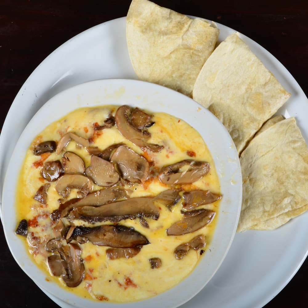 Queso Fundido con Champiñones