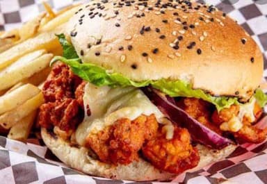 Hamburguesa boneless con papas fritas🍔🍟