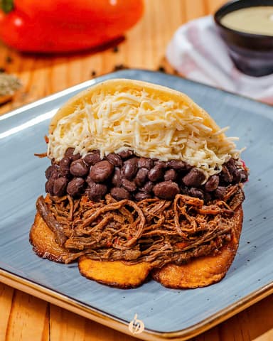 Combo Arepa Pabellón + Maltin Polar