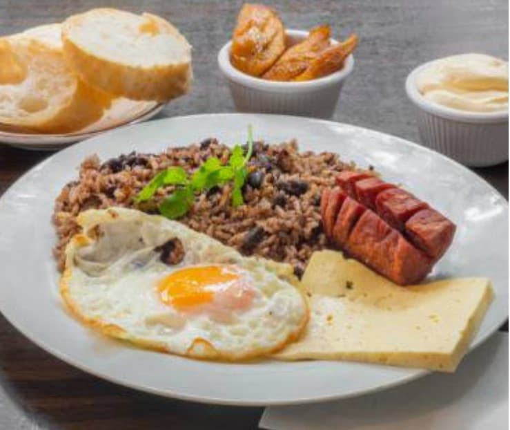 Gallo Pinto + 2 Acompañam + Bebida