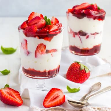 Fresas con Crema y Cerezas 16 oz