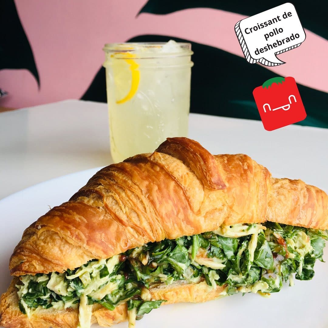 Croissant de pollo deshebrado