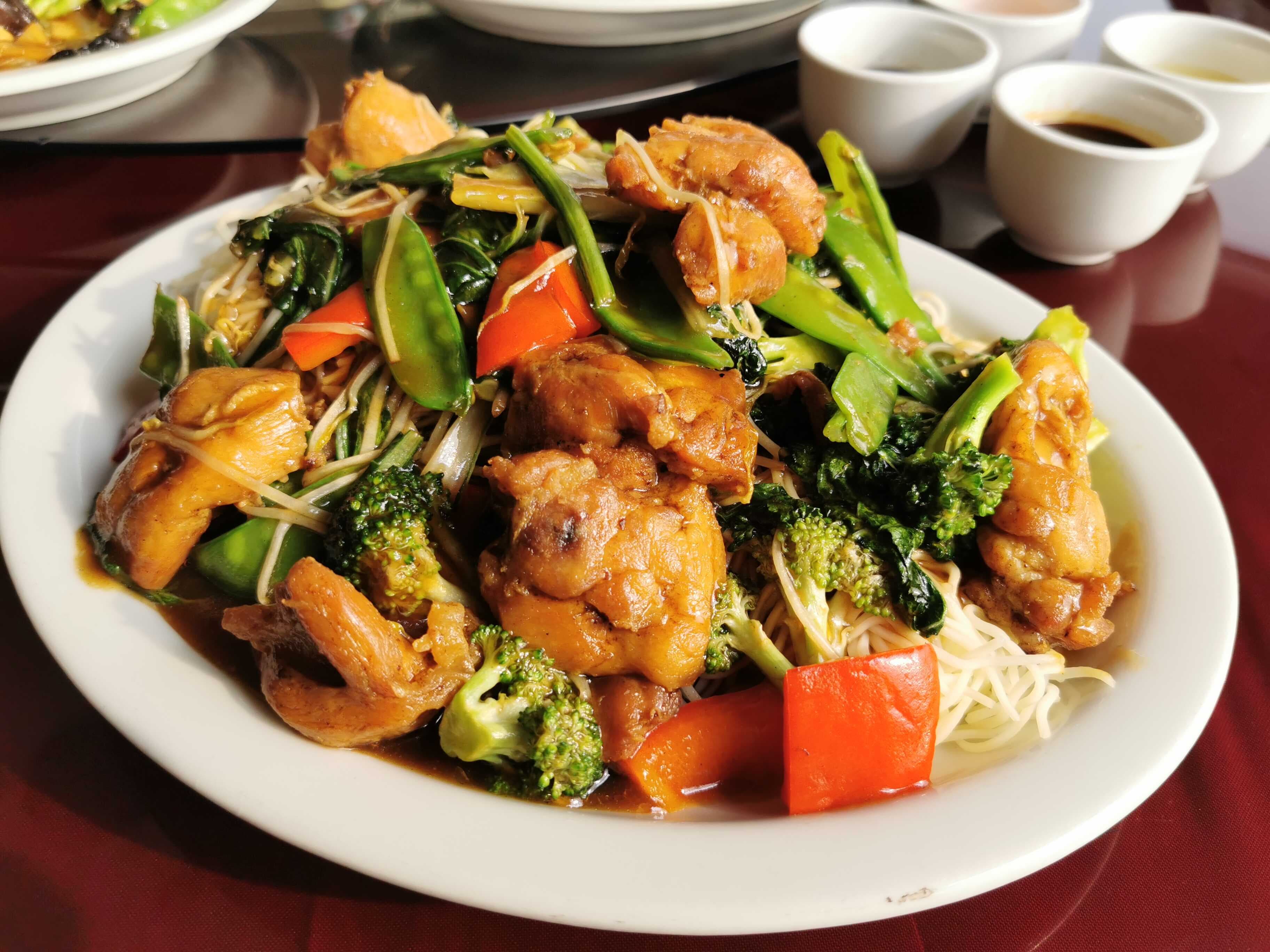 Tallarín Saltado de Pollo Trozado