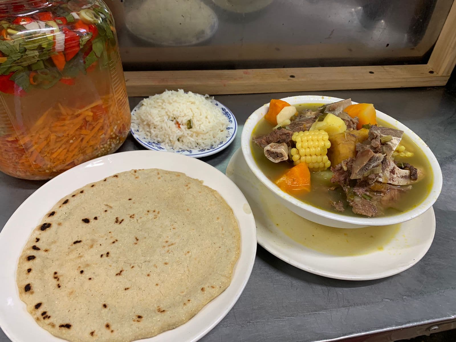 Olla de Carne con Arroz y Tortilla