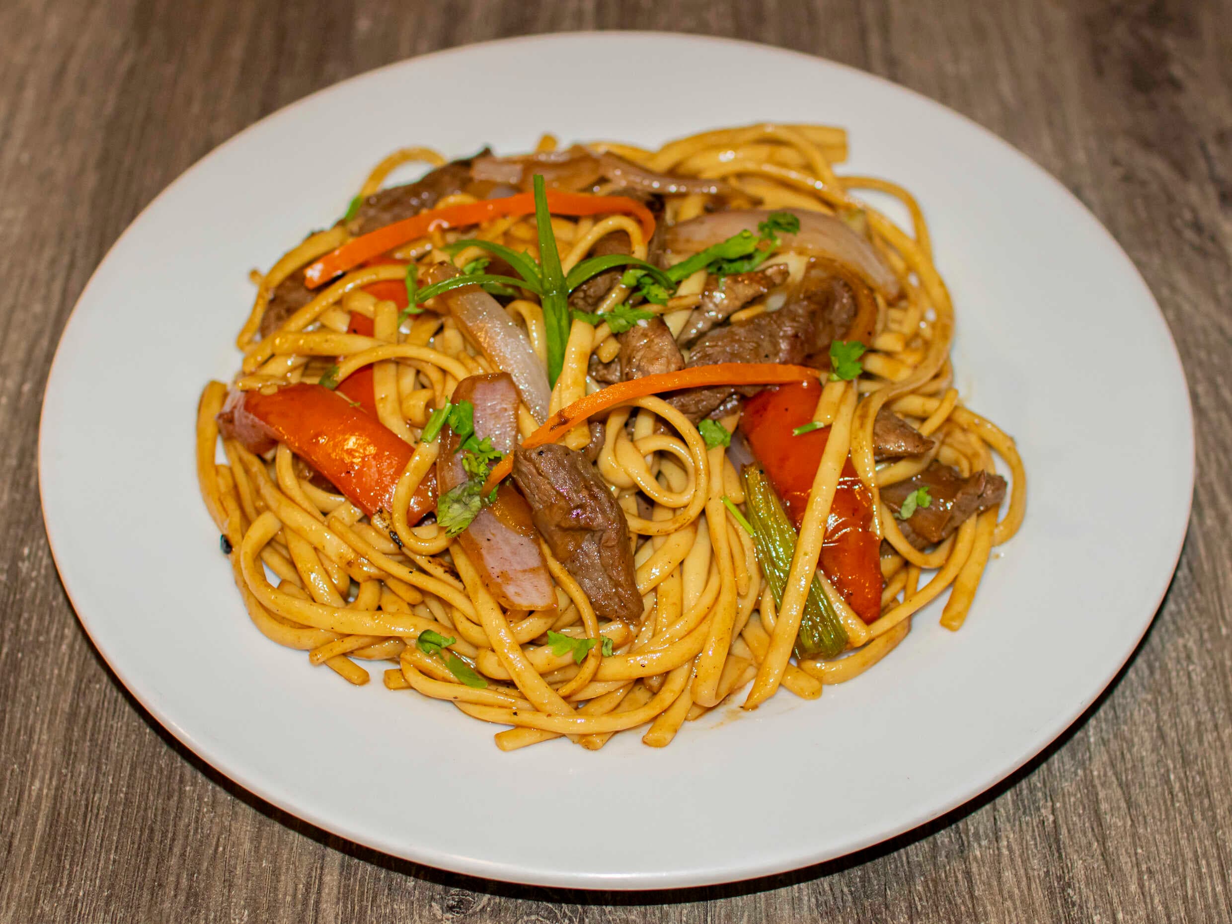 Tallarín Salteado de Carne