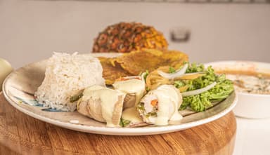 Rollo de Pechuga Rellenos, Queso y Verduras