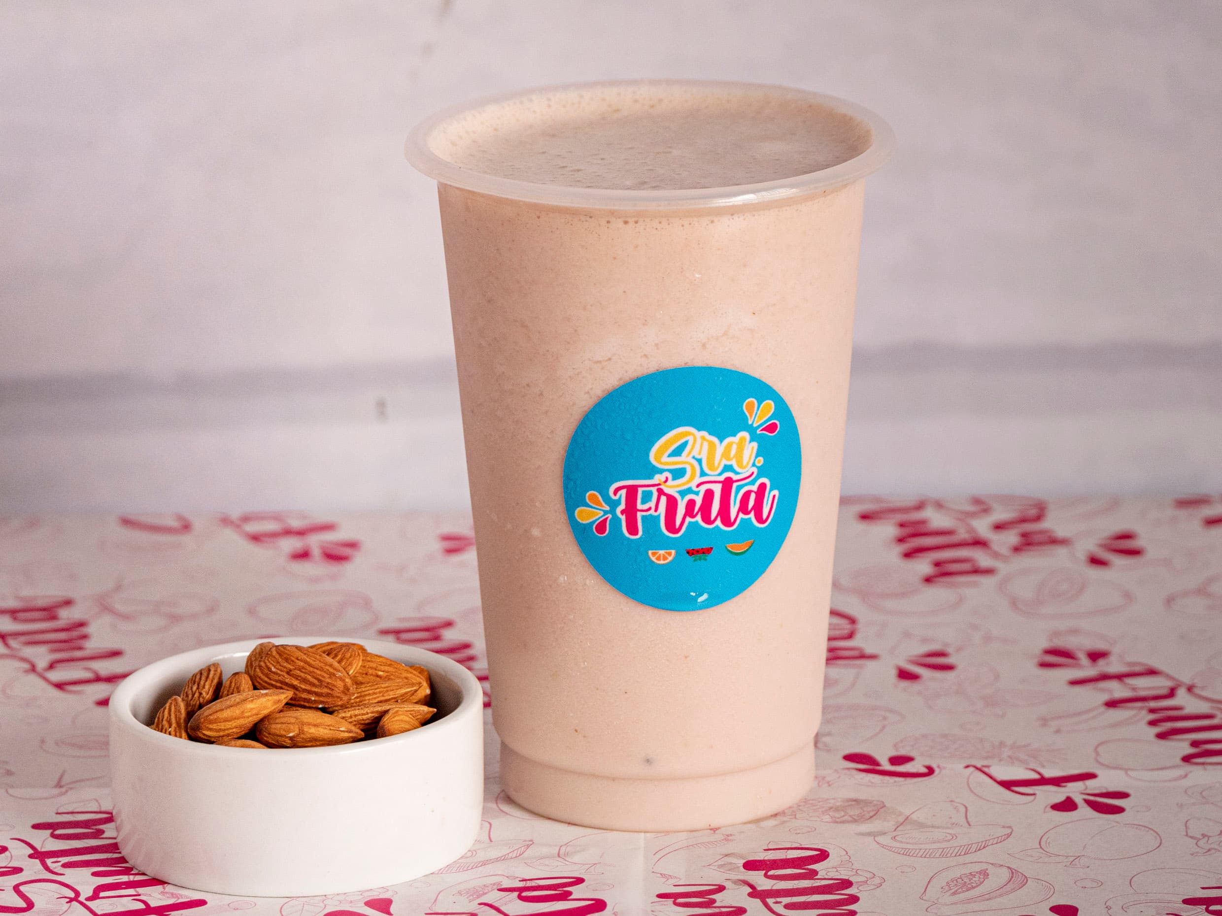 Jugo de Fresa, Manzana, Almendra y Leche