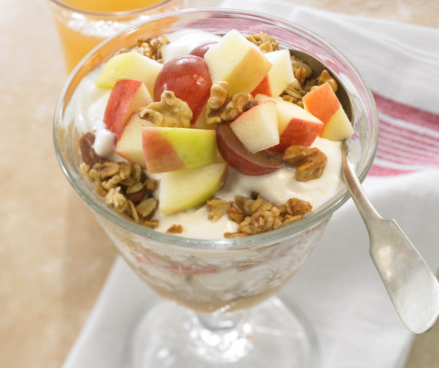 Fruta con Yogurt y Granola