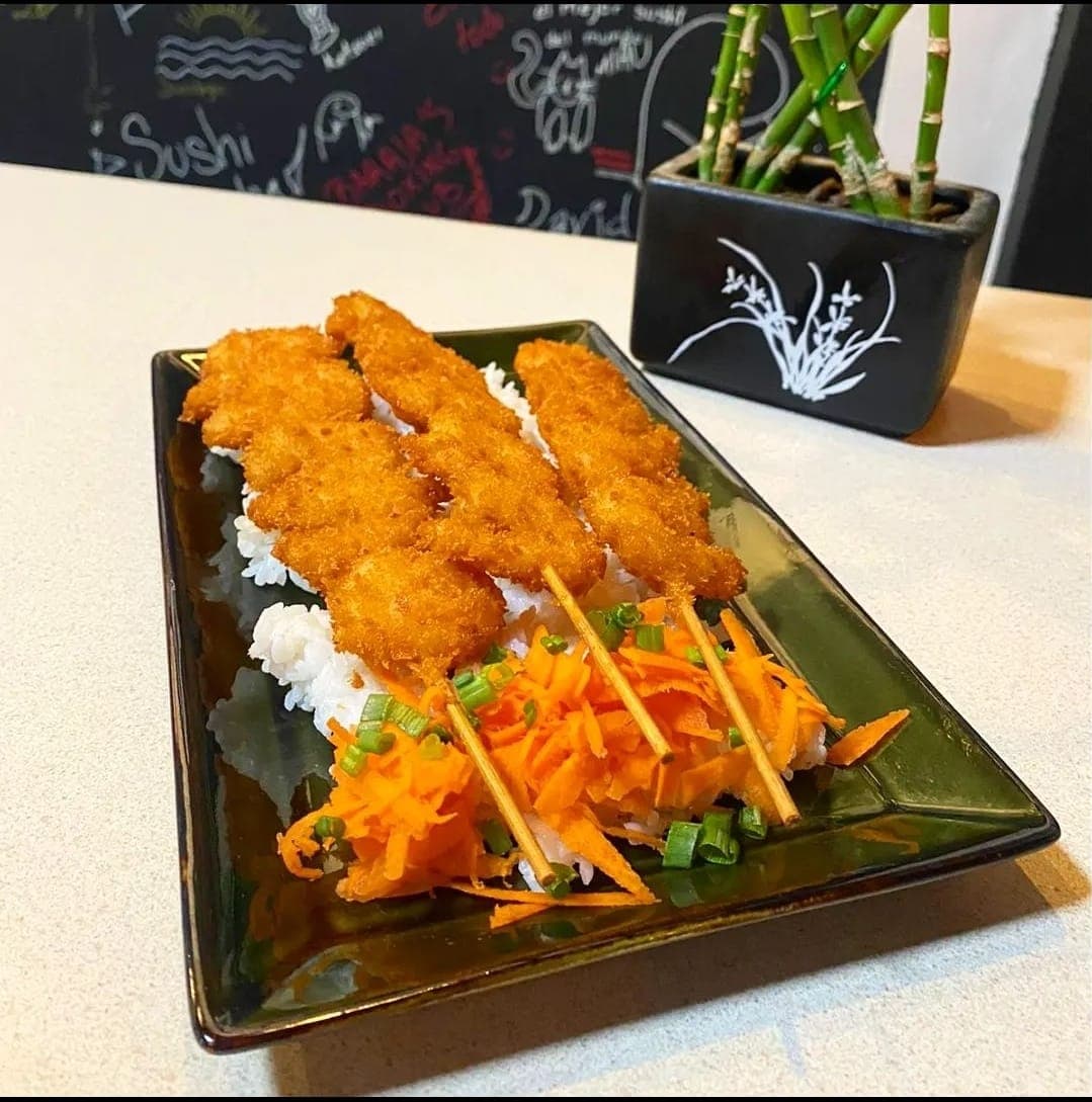 3 Brochetas con Arroz al Vapor