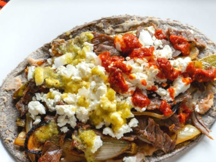Huarache con Guiso de Quesadillas