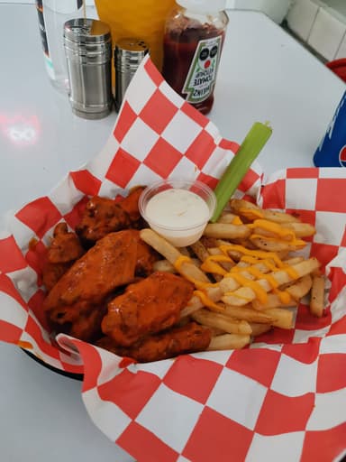 Alitas con Papas