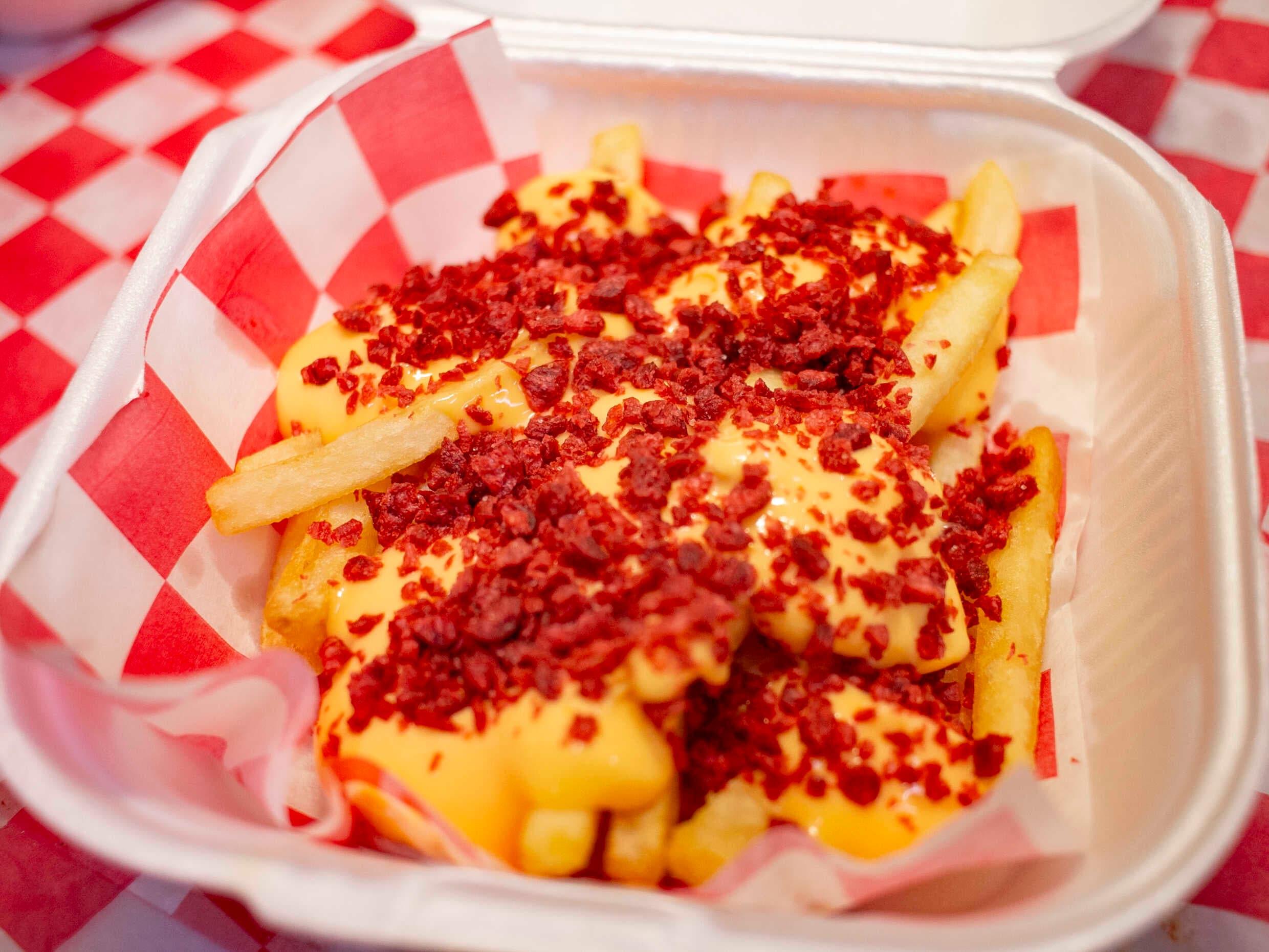 Papas a la francesa con queso y tocino