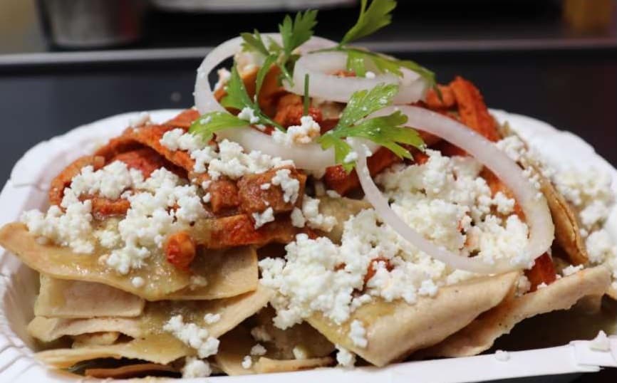 Chilaquiles con Chicharron Crujiente