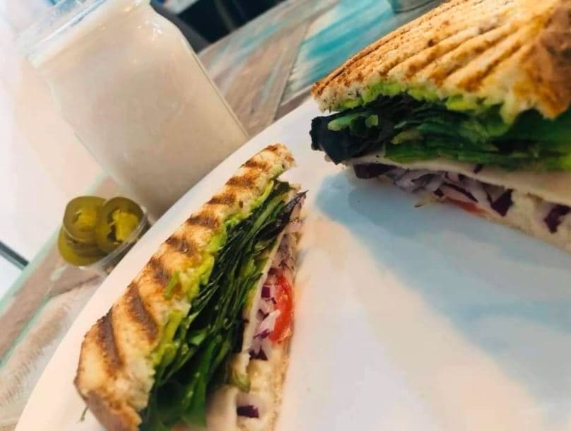 COMBO SANDWICH Y JUGO 1/2 LT