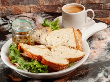 Café Americano y Sándwich