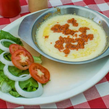 Queso Fundido con Ensalada