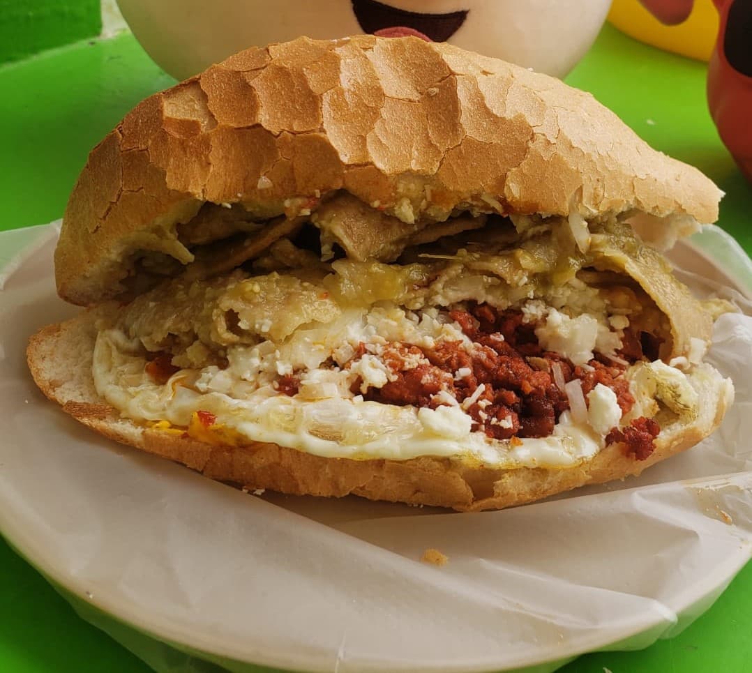 Torta de Chilaquiles con Carne