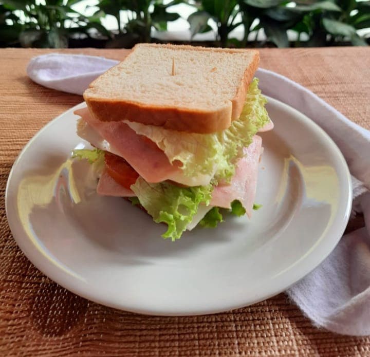 Sándwich Jamón y Queso en Combo