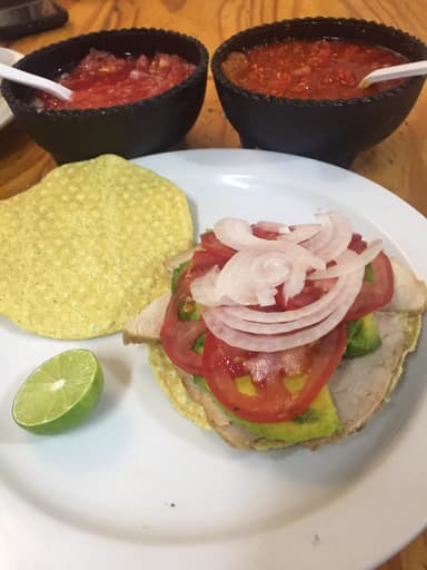 Tostada con Lomo