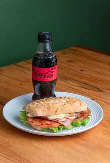 COMBO Sandwich Jamon Ahumado 12 Cm + Coca Cola 250