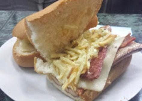 Chorizo, Queso, Huevo con Papas Fritas