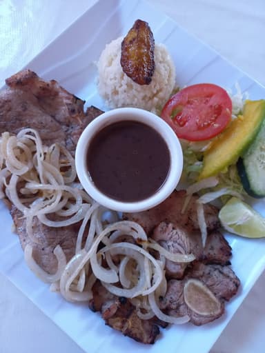 CHULETA DE CERDO ENCEBOLLADA