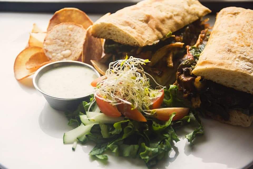 Sandwich de Pollo Caprese + Papas + Refresco