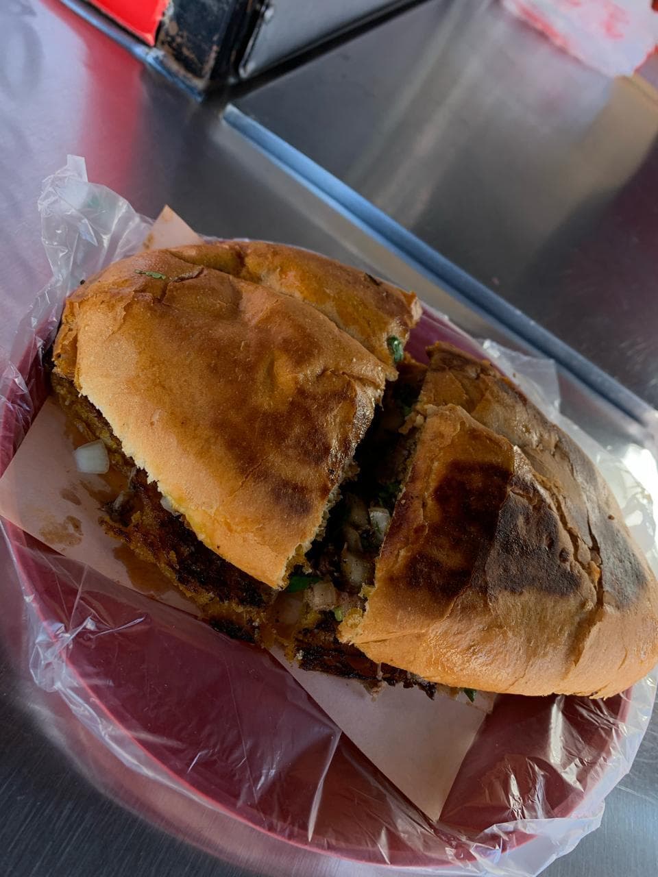 Torta de birria con Queso  + Consome