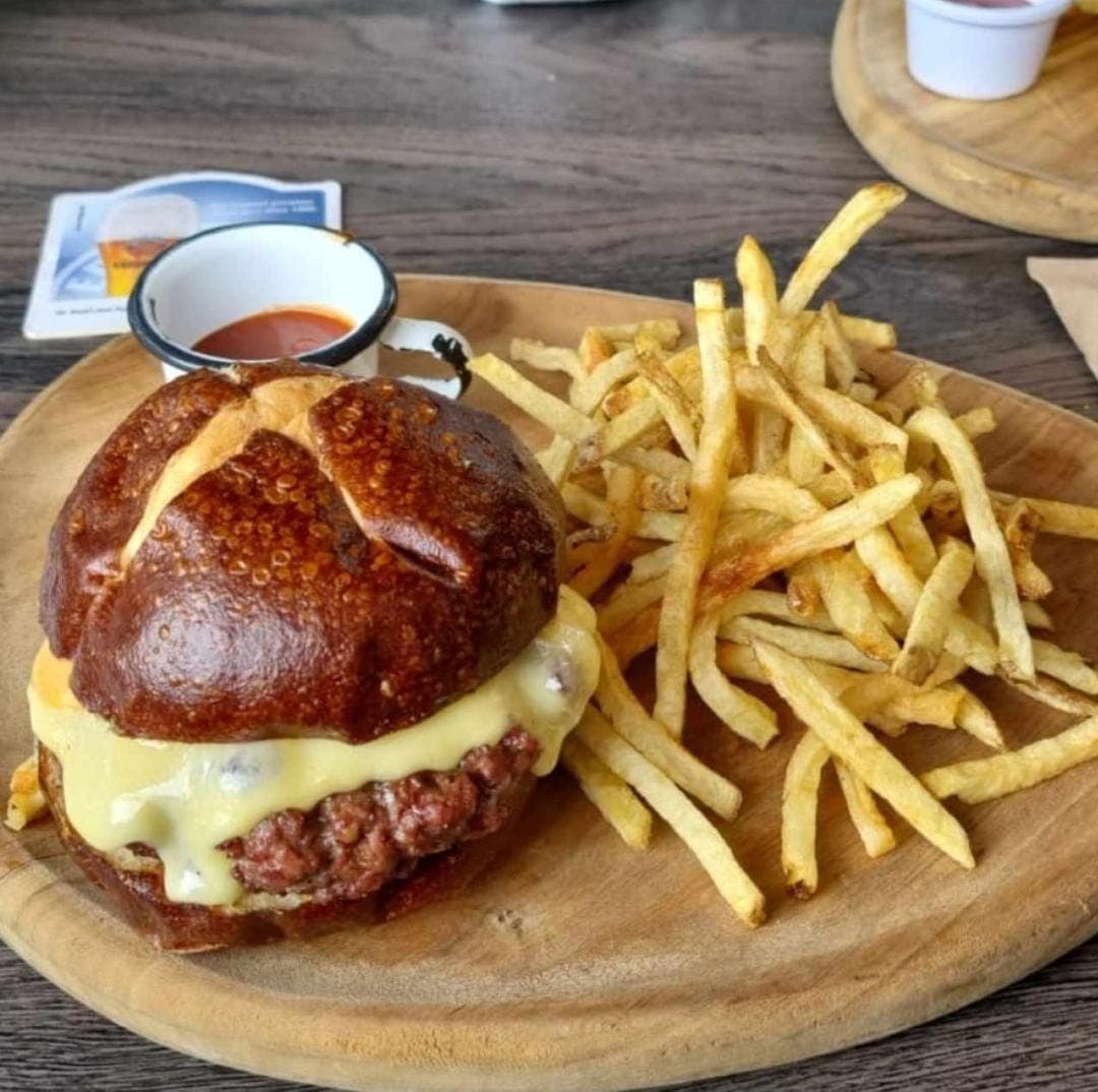 Hamburguesa Chorreo de Quevedo + Papas