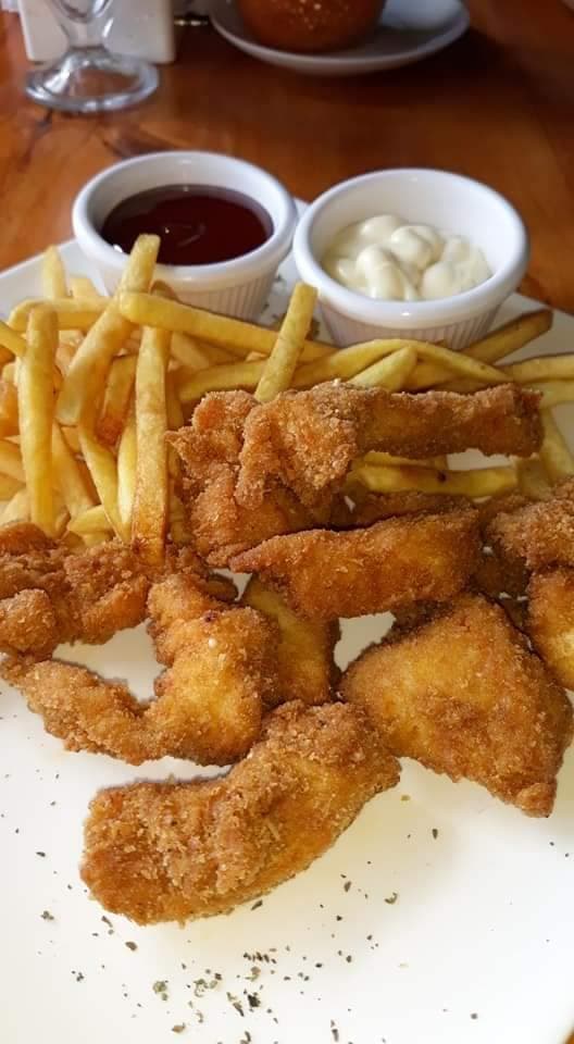 Nuggets de Pollo con Papas Fritas