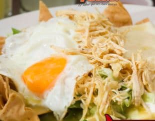 Orden de Chilaquiles con Pollo y Dos Huevos