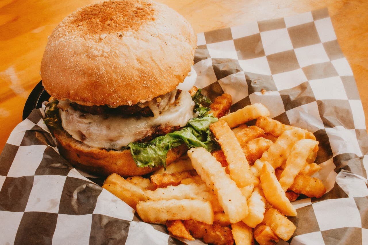 Combo 2. Hamburguesa + papas + boneless + 1 bebida
