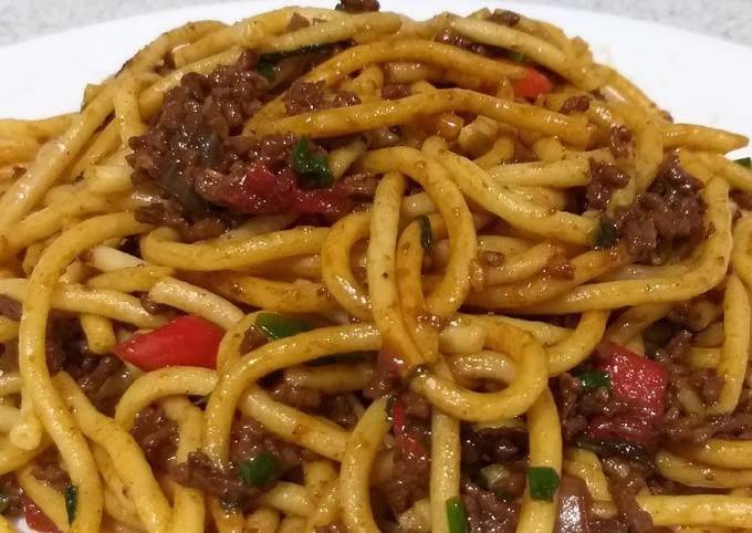 Tallarín con Carne de Res