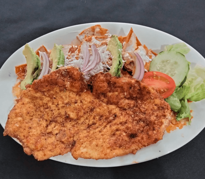 Pechuga Empanizada con Chilaquiles