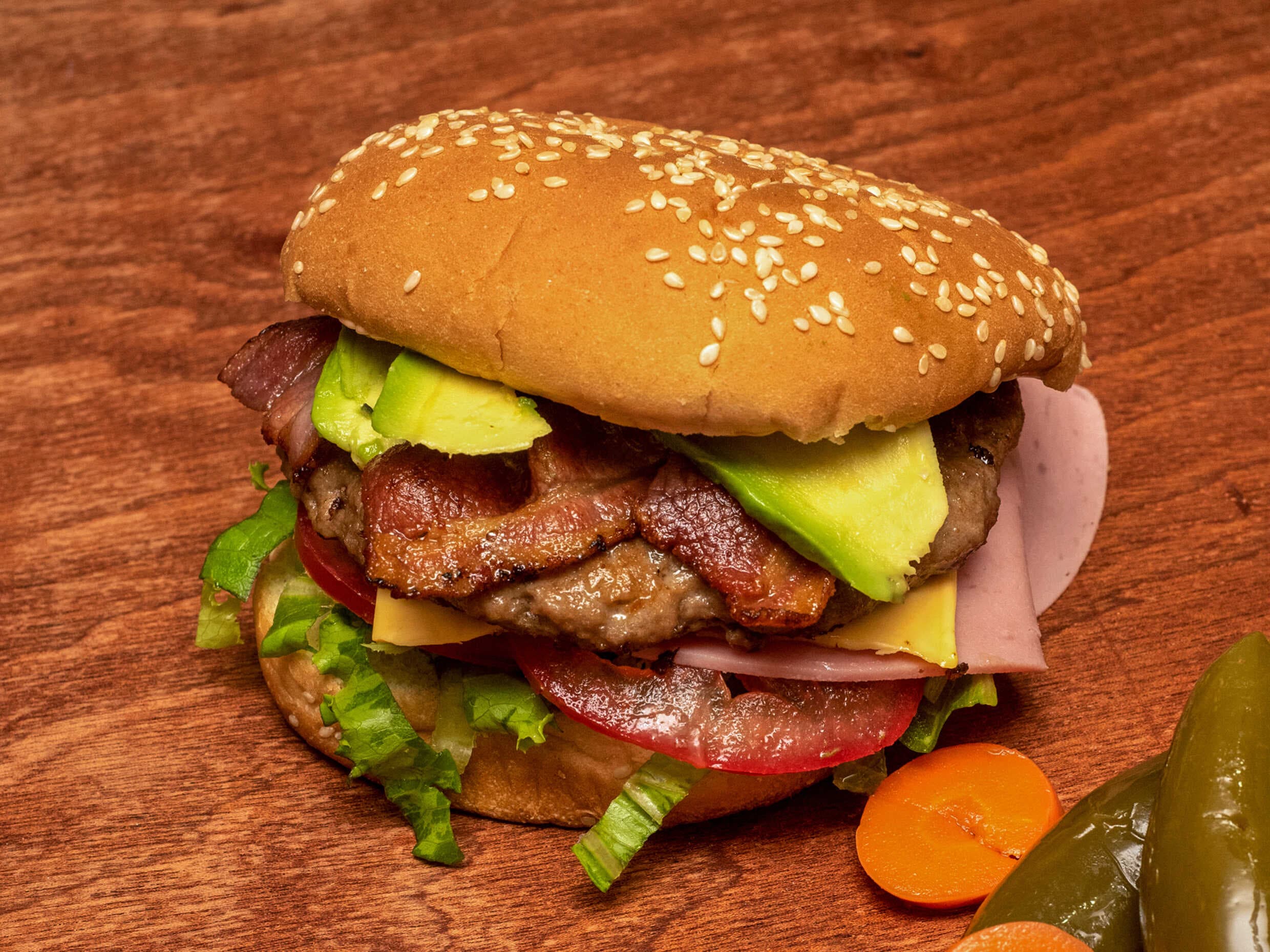 Hamburguesa de Res   + Papas + Refresco