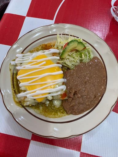 Enchiladas Suizas mas 1/2 Litro Agua de Frutas.