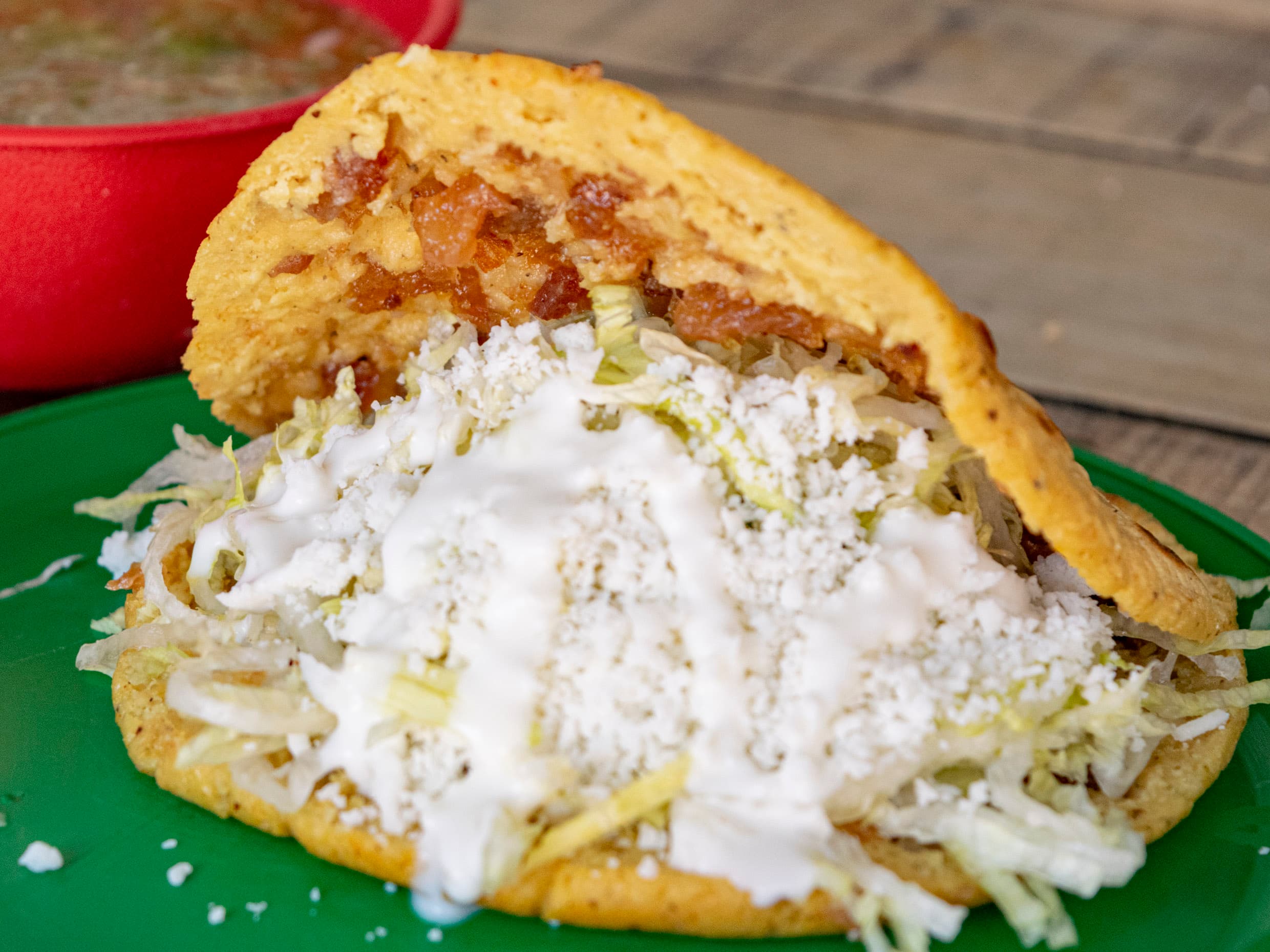 GORDITA DE CHICHARRON CON TINGA Y QUESILLO