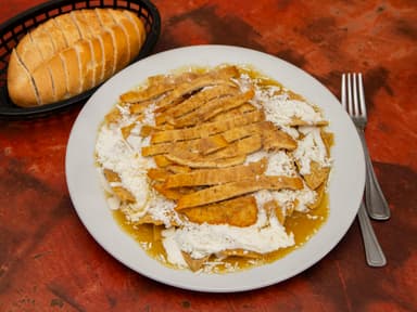 Chilaquiles con Pechuga Asada