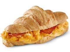 Croissant con Huevo y Tocineta Oma Café