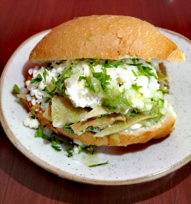 Tortas de chilaquiles sencillas