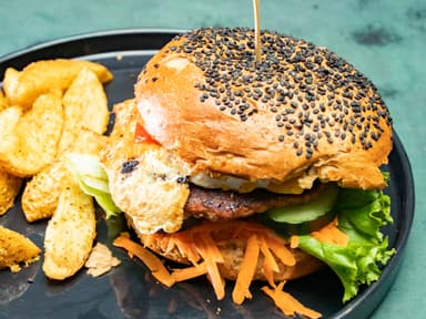 Hamburguesa vietnamita picante con papas